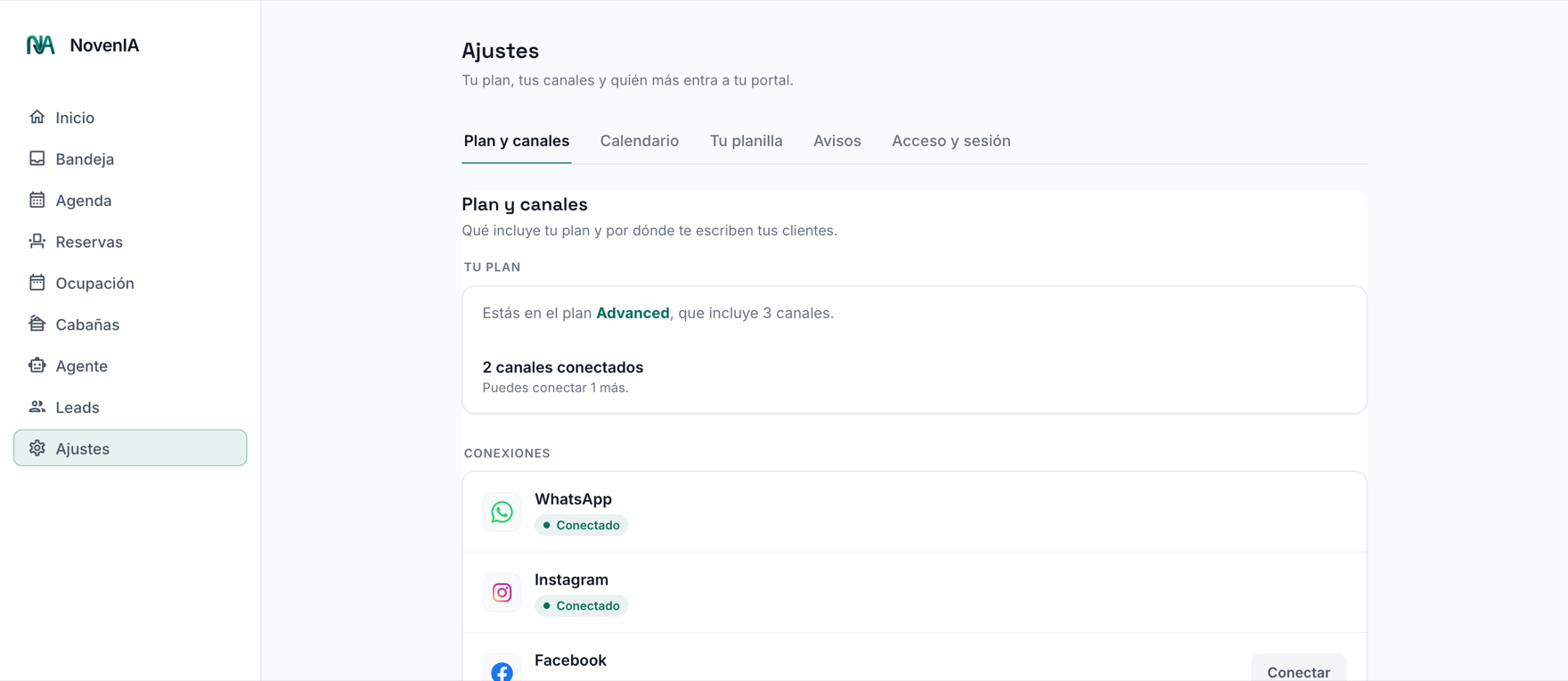 Pantalla de ajustes del portal NovenIA mostrando los canales conectados: WhatsApp, Instagram, Facebook y chat web.